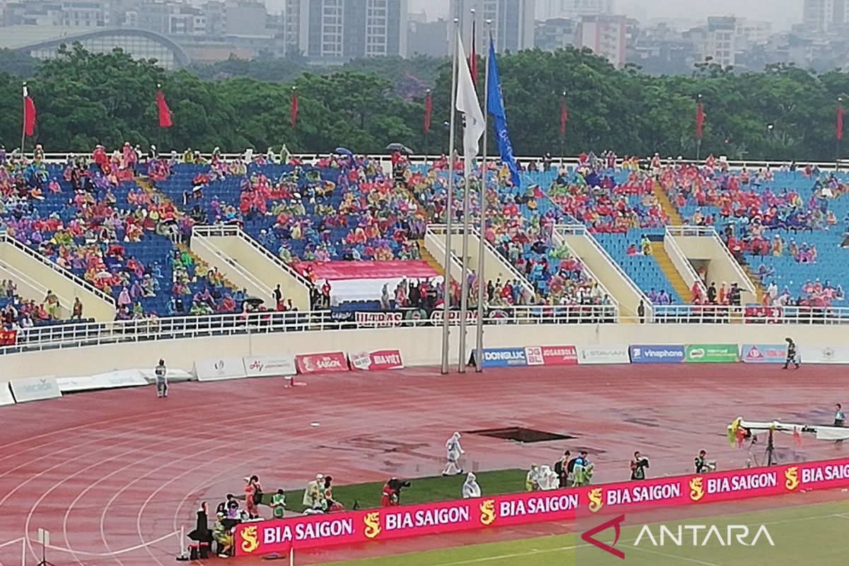 Pendukung Indonesia setia tonton laga Timnas vs Malaysia