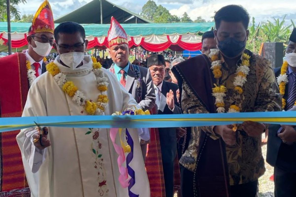 Bupati Samosir gunting pita peresmian Gereja Katolik Gregorius