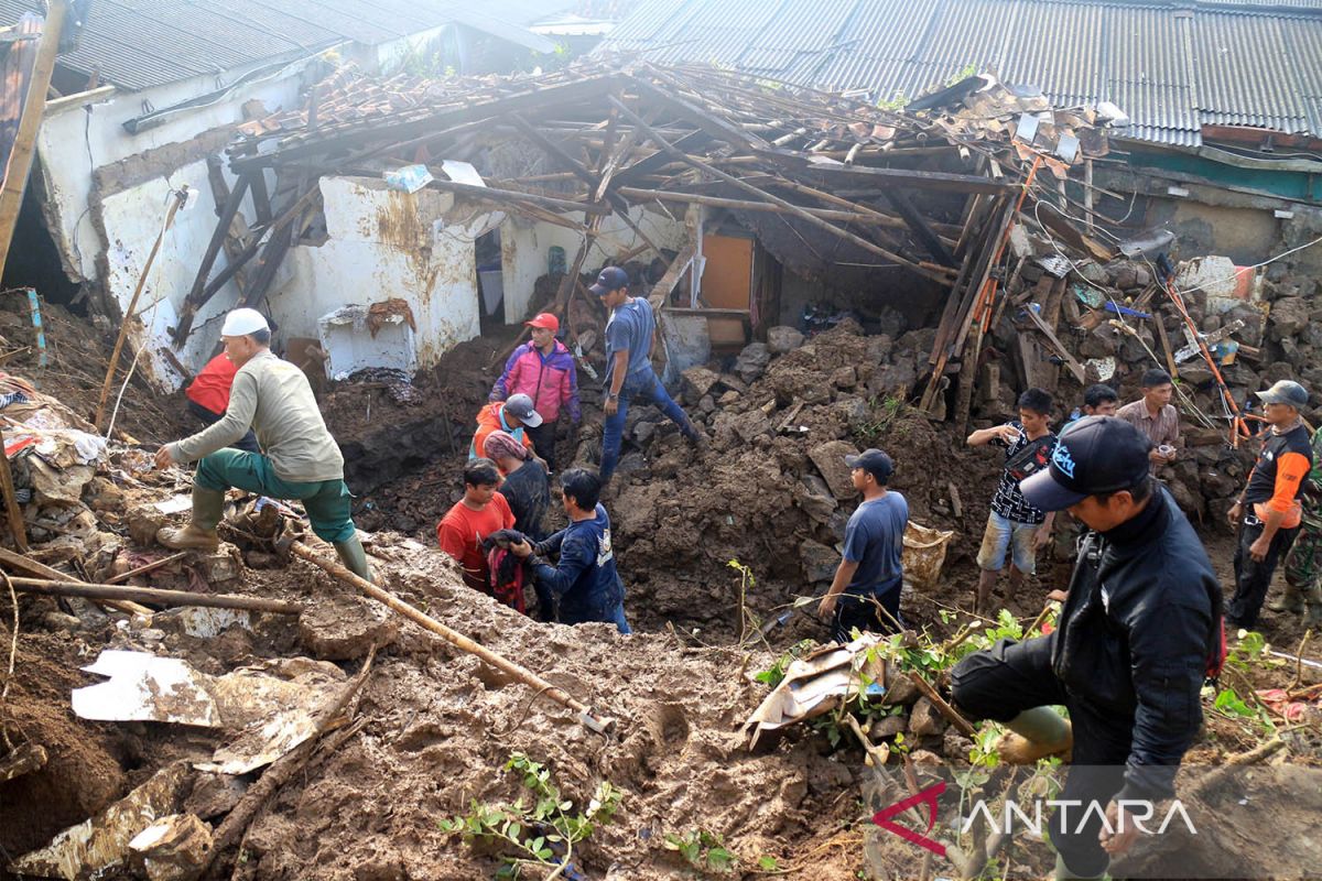 Tim SAR cari puluhan korban tanah longsor PETI di Bengkayang