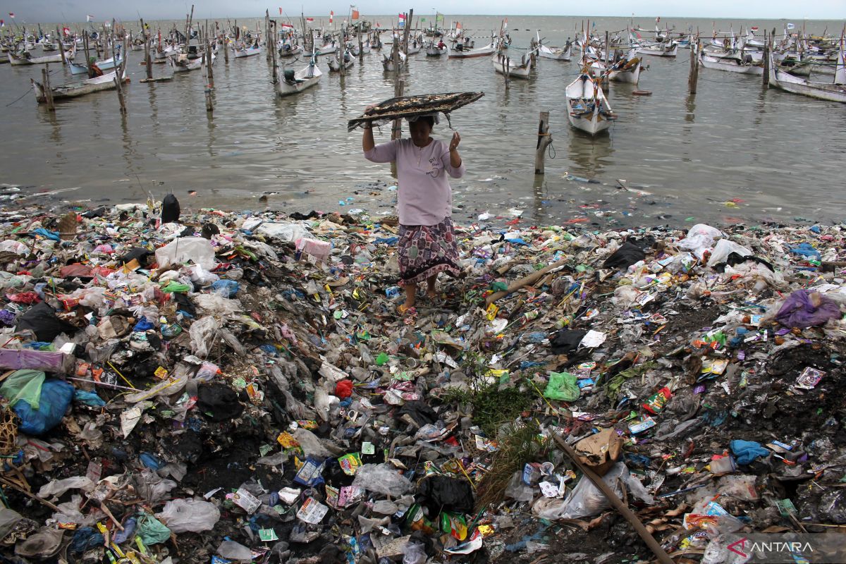 Aneka sampah plastik ancam cemari laut