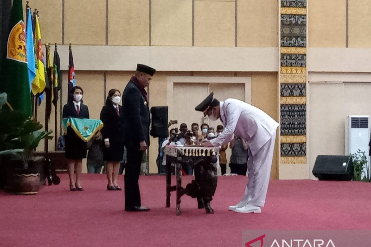 Gubernur Laiskodat lantik dua penjabat bupati di NTT