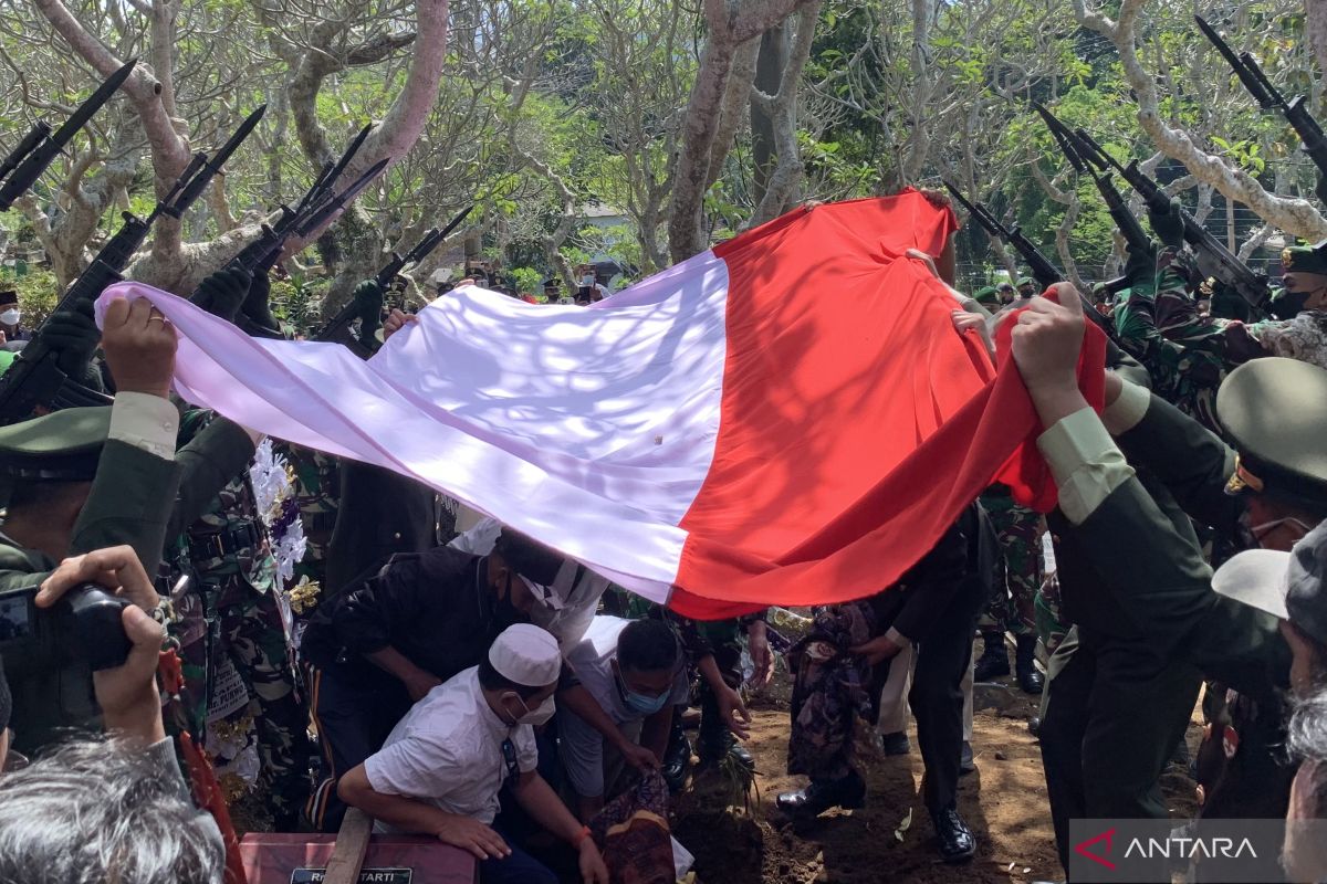 Jenazah Achmad Yurianto dimakamkan di samping pusara ibunda