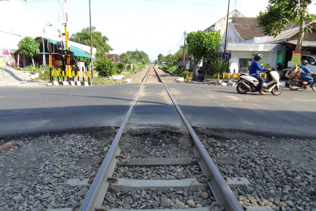 KAI lakukan penggantian bantalan rel di Kediri