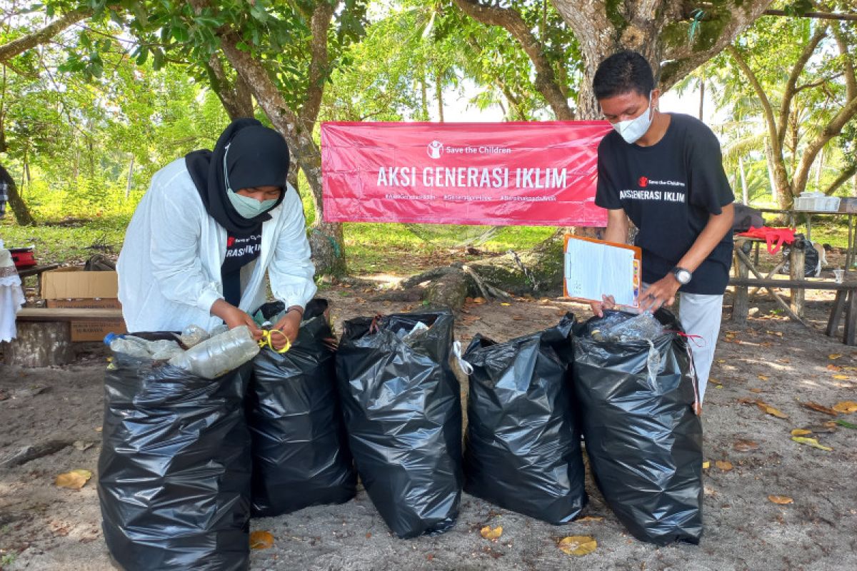 Kelompok anak di Donggala gelar aksi bersih pantai dan tanam pohon