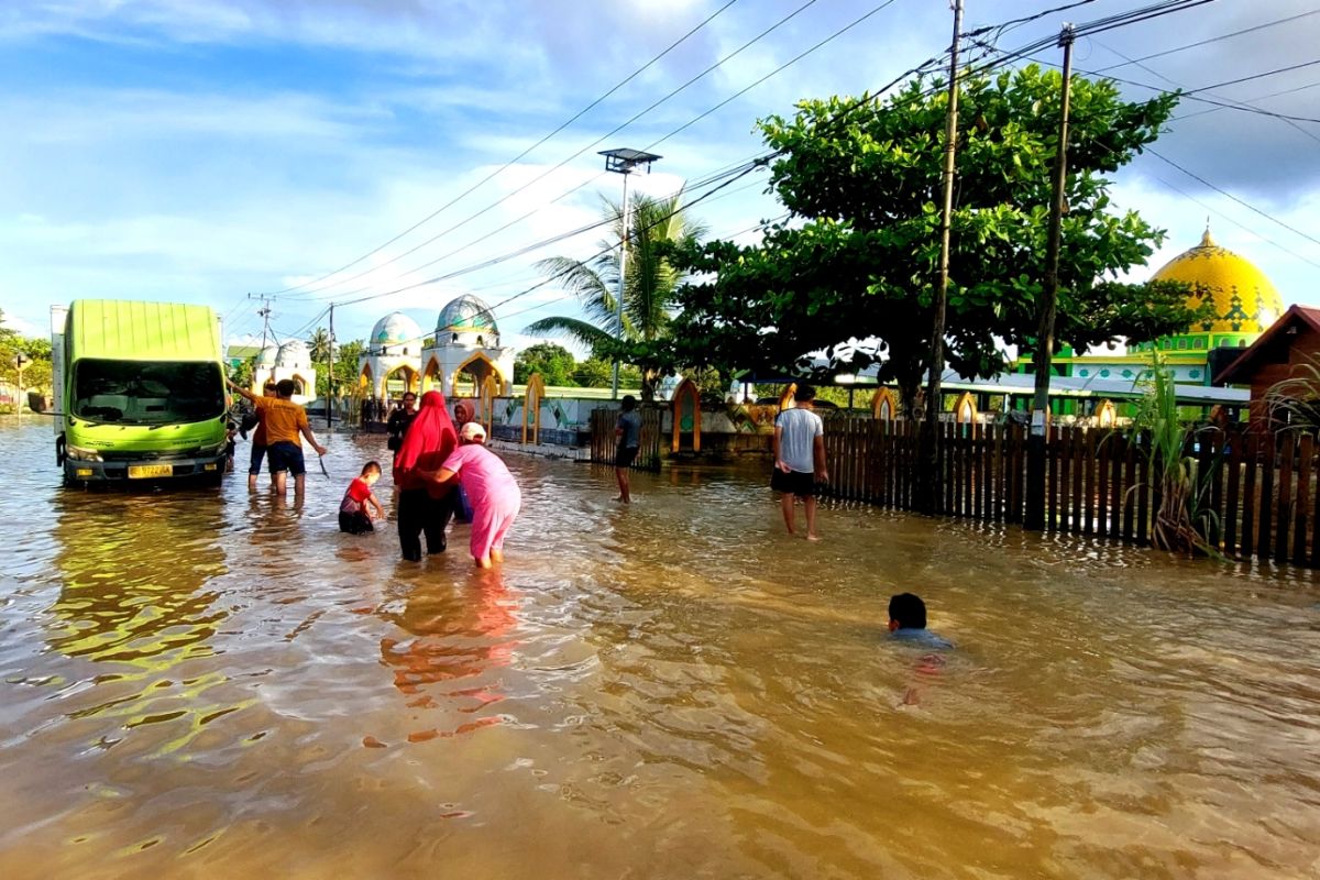 Sungai Kayan meluap, jadi "waterpark" dadakan