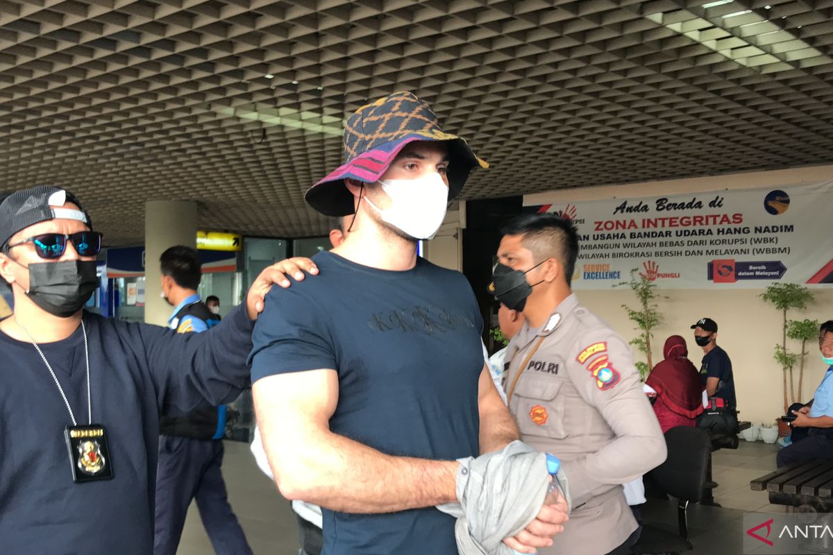 Tiga tersangka "skimming" Bank Riau Kepri dibawa ke Batam