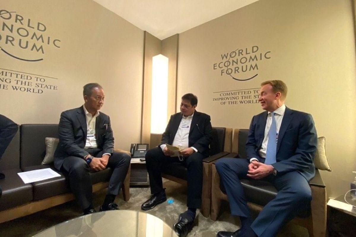 Ministers discuss current issues with WEF president in Switzerland