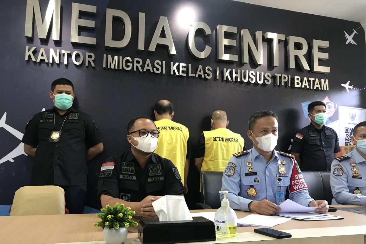 Imigrasi deportasi dua WNA asal Malaysia dan Singapura