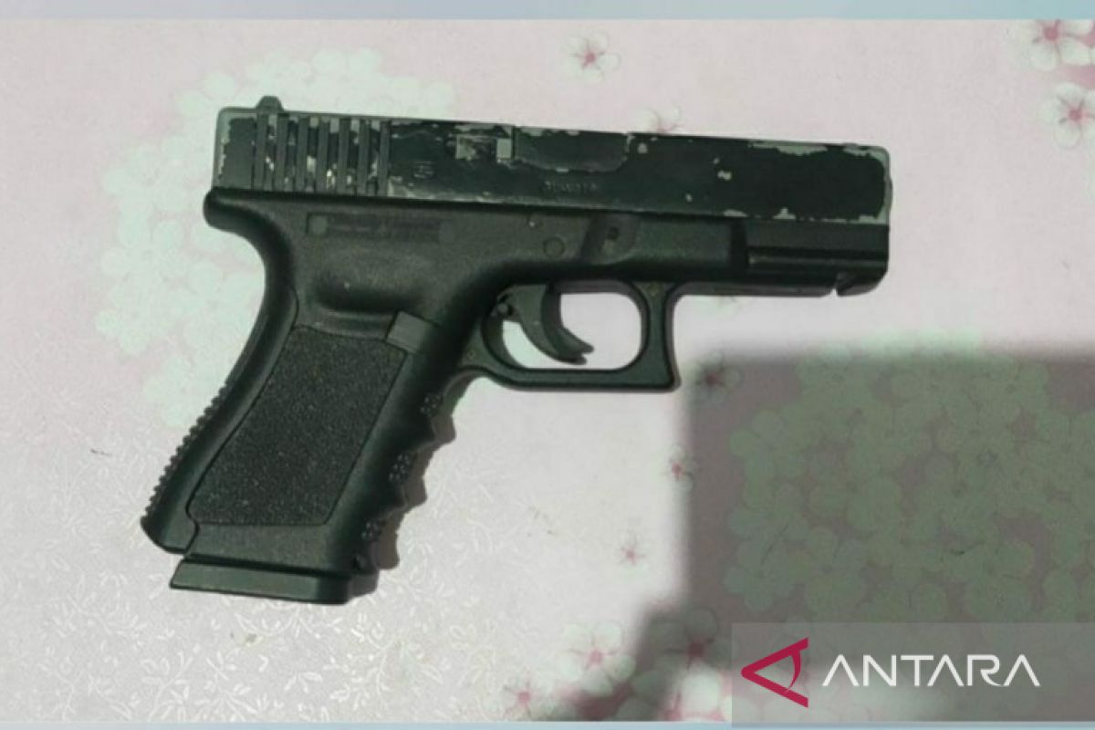 Tolak ajakan berbuat asusila, seorang pria todong teman wanitanya dengan pistol