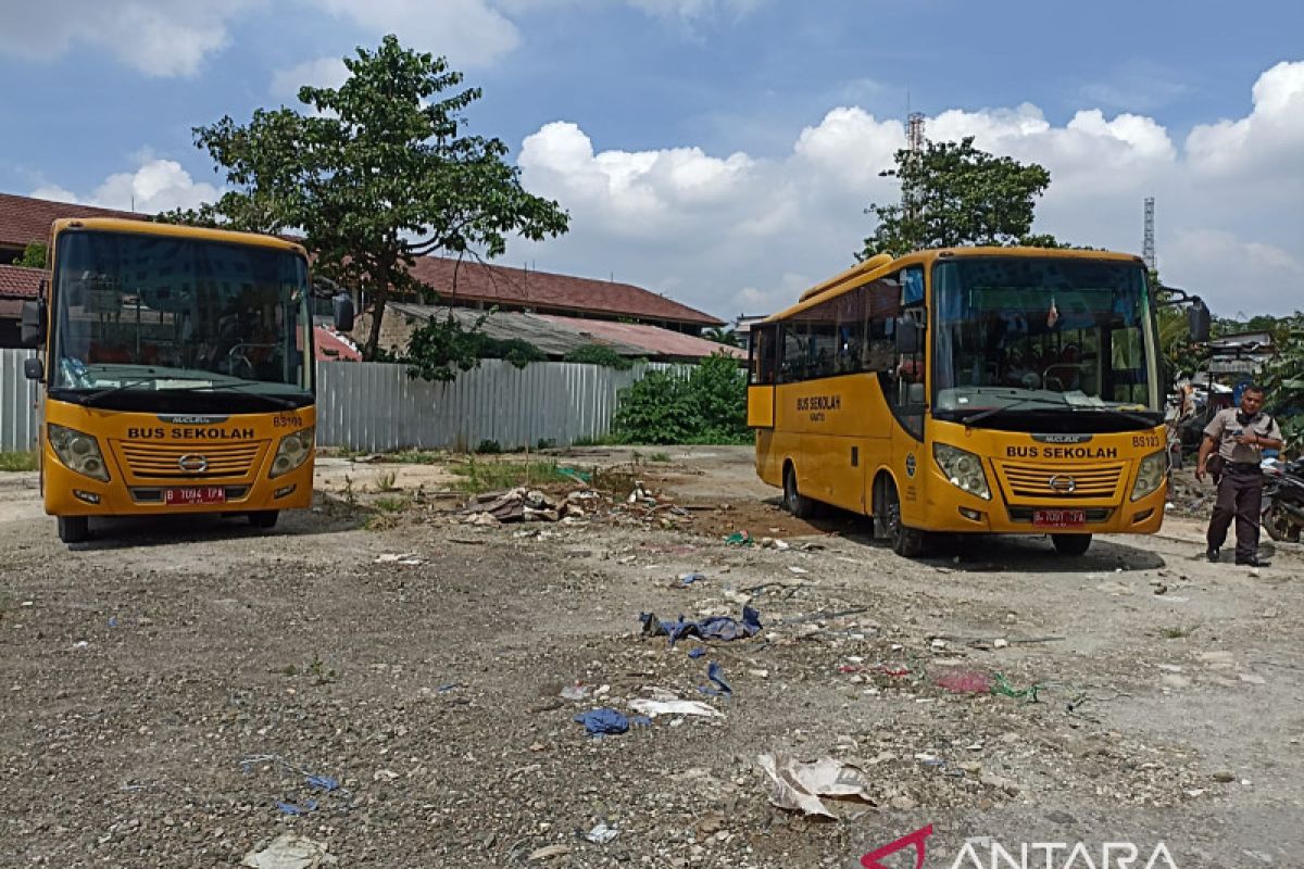 Dua bus sekolah disiagakan angkut warga Pasar Gembrong