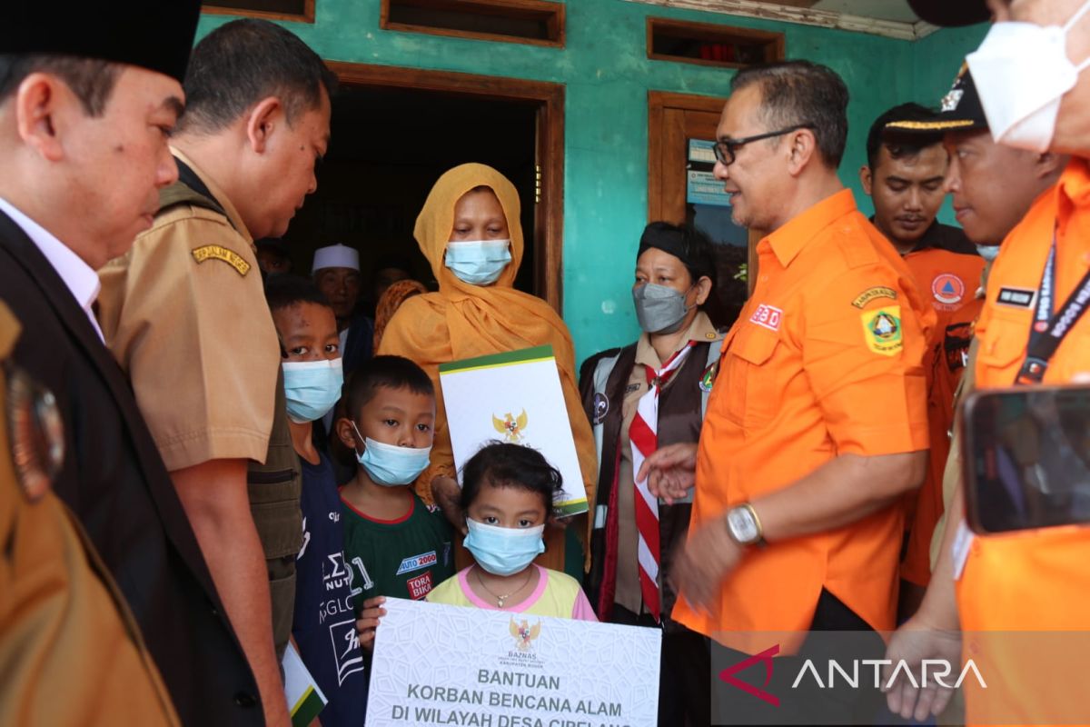 Pelaksana Tugas Bupati Bogor serahkan bantuan uang tunai untuk korban longsor Cijeruk