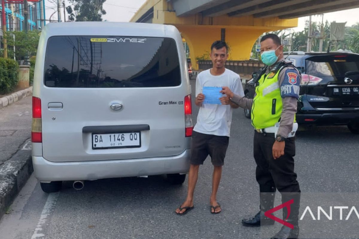 Pelat putih belum resmi dikeluarkan, pengendara cetak sendiri akan ditilang