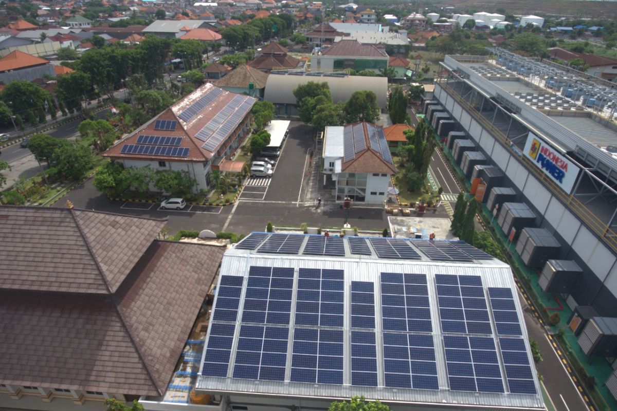 Dukung energi bersih, PLN pasang PLTS atap 489,72 kWp di seluruh kantor PLN Bali