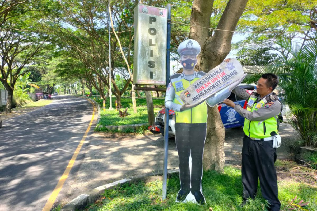 Polisi pasang miniatur lalulintas di jalan Bypass Bandara Lombok