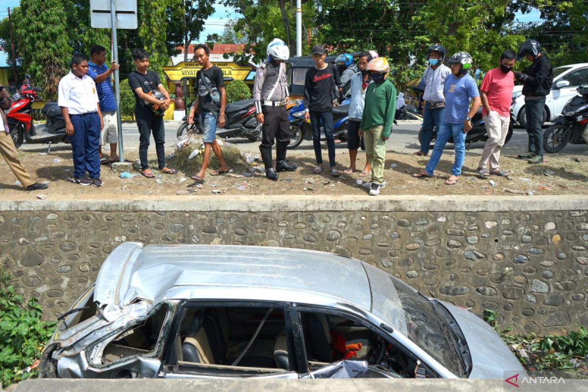 Satu mobil terperosok ke selokan di Kota Gorontalo