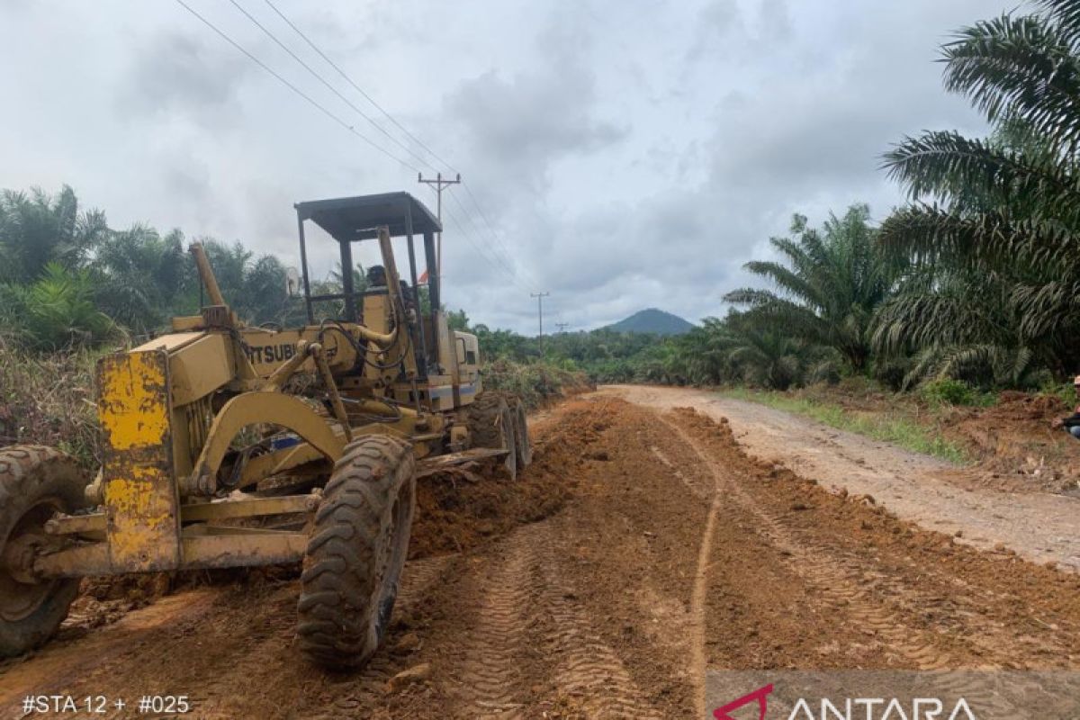 Pemerintah Provinsi Kalbar terus perbaiki jalan Tumbang Titi-Tanjung