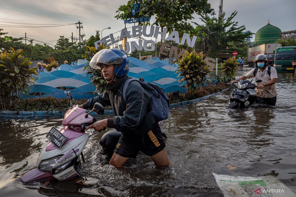 Banjir Rob Rendam Kawasan Pelabuhan Tanjung Emas Hingga Ketinggian