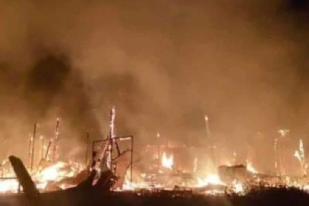 Ratusan warga Dogiyai mengungsi ke pos TNI-Polri akibat rumah mereka dibakar