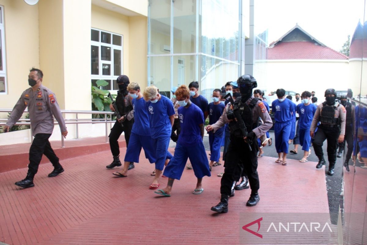 Polisi menahan 14 anggota kelompok perguruan silat diduga terlibat penganiayaan