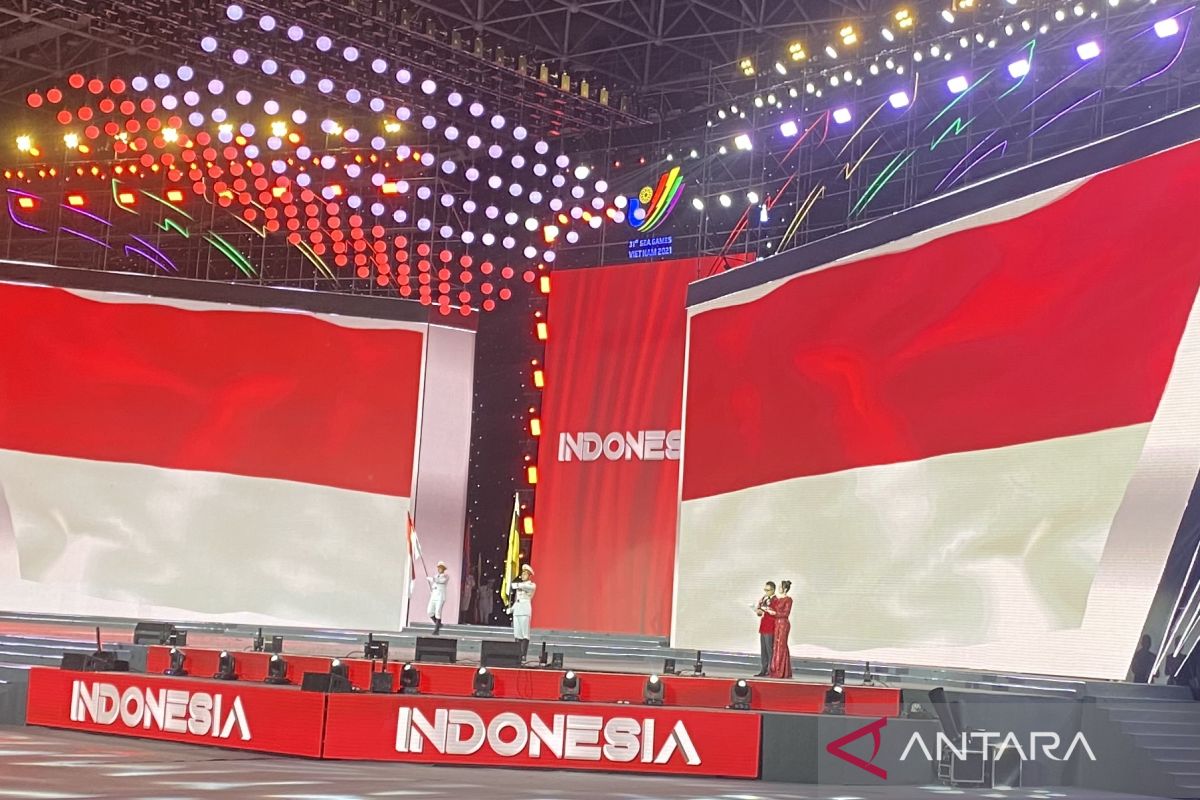 Penari berbaju tradisonal Ao Dai buka upacara penutupan SEA Games Vietnam