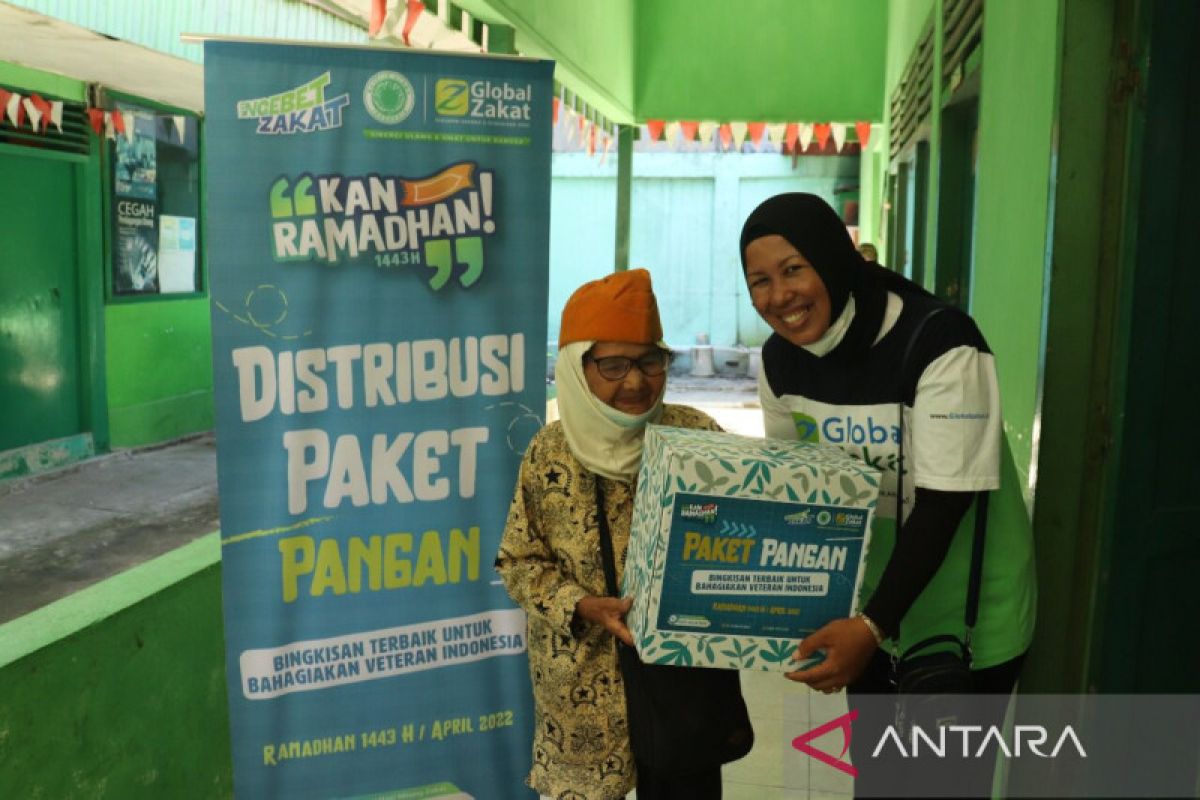 ACT Padang  serahkan bantuan pangan ke lansia veteran di Padang