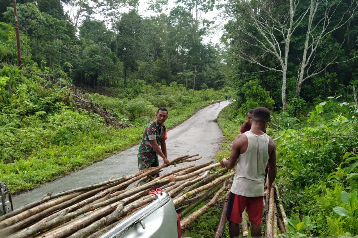 Babinsa dan warga ambil material kayu untuk rehabilitasi plafon gereja