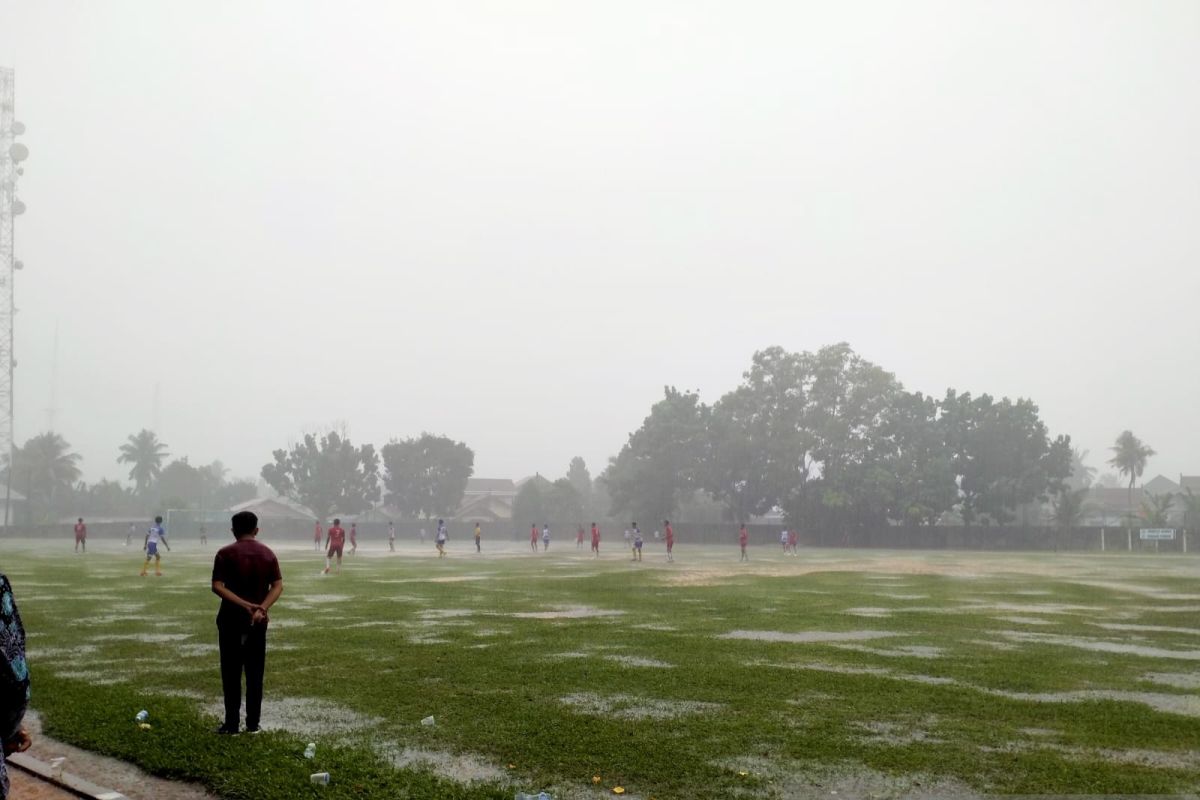 Hujan deras hentikan pertandingan sepak bola Popda Bungo lawan Tebo