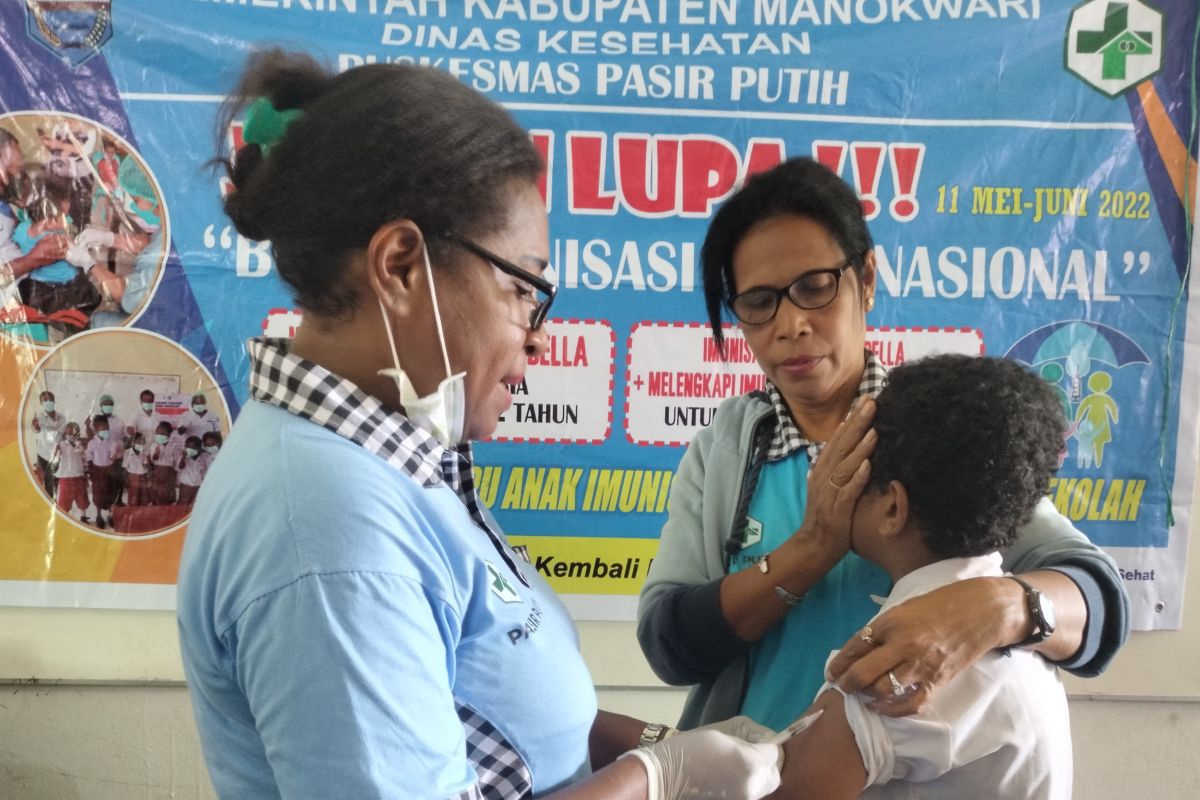 Puluhan pelajar SDI 39 Ayambori Manokwari dapat vaksinasi MR