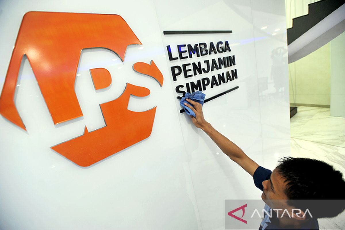 LPS membayar simpanan nasabah PT BPR EDC CASH Tangerang, Banten