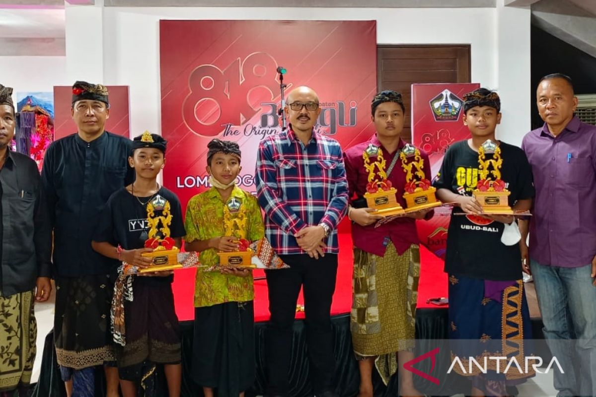 Wabup Bangli serahkan hadiah Lomba Ogoh-Ogoh tingkat pelajar