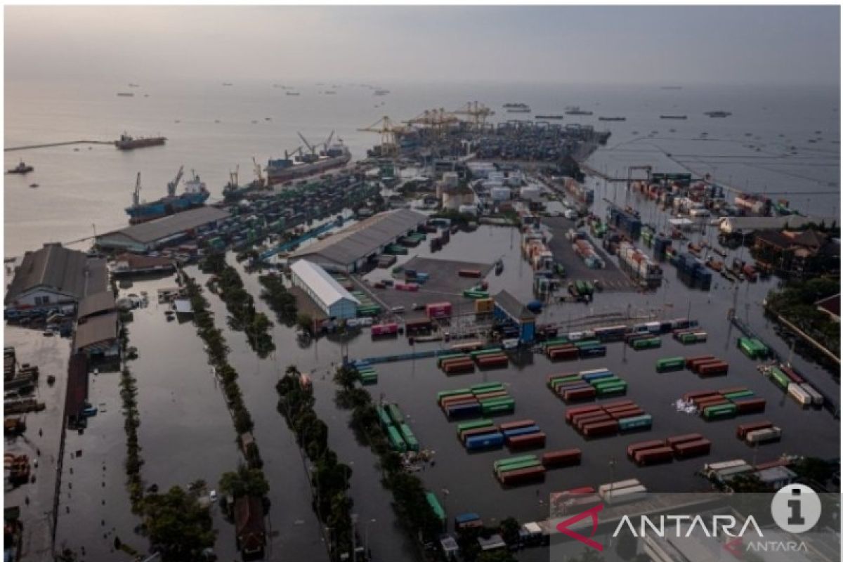 Akibat banjir rob, jalan akses ke TPK Semarang masih terbatas