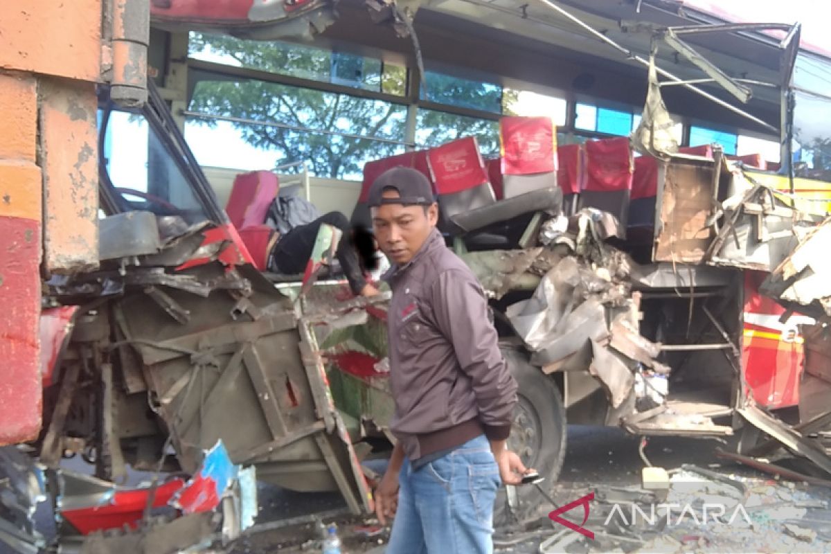 Bus Jaya Utama tabrak truk di Jalan Lingkar Pati diselidiki