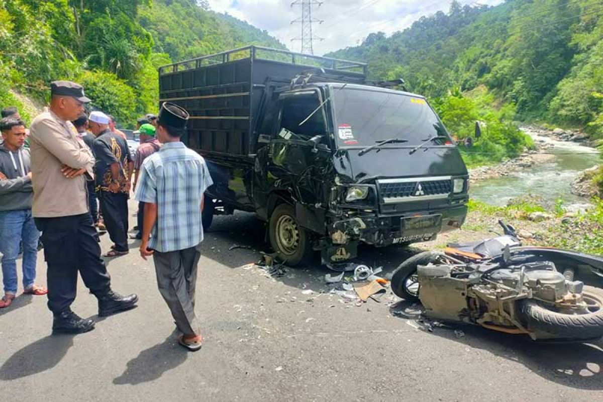 Kurir paket meninggal dunia setelah tabrak pikap