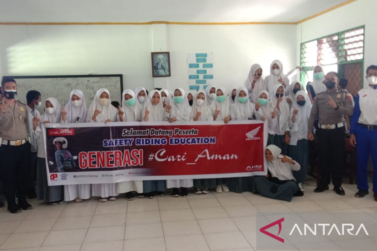 SMK Al-Khairaat Palu dibekali ilmu Safety Riding Honda bertemakan "Generasi #Cari_aman "