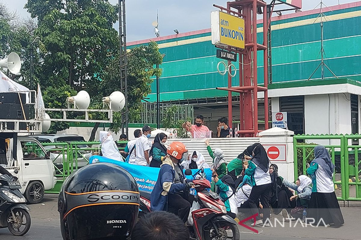 Ada unjuk rasa, lalu lintas di Jalan Pahlawan Revolusi tersendat