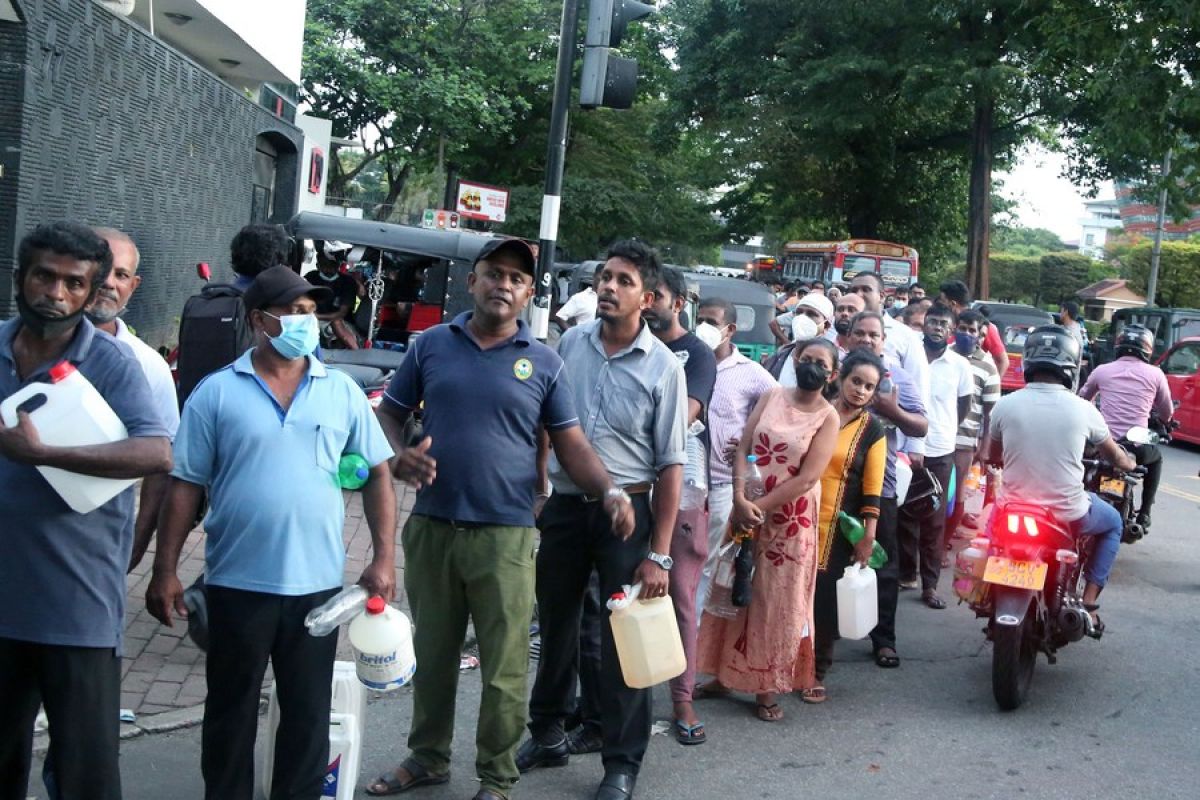 Sri Lanka kembali naikkan harga bahan bakar di tengah kelangkaan pasokan