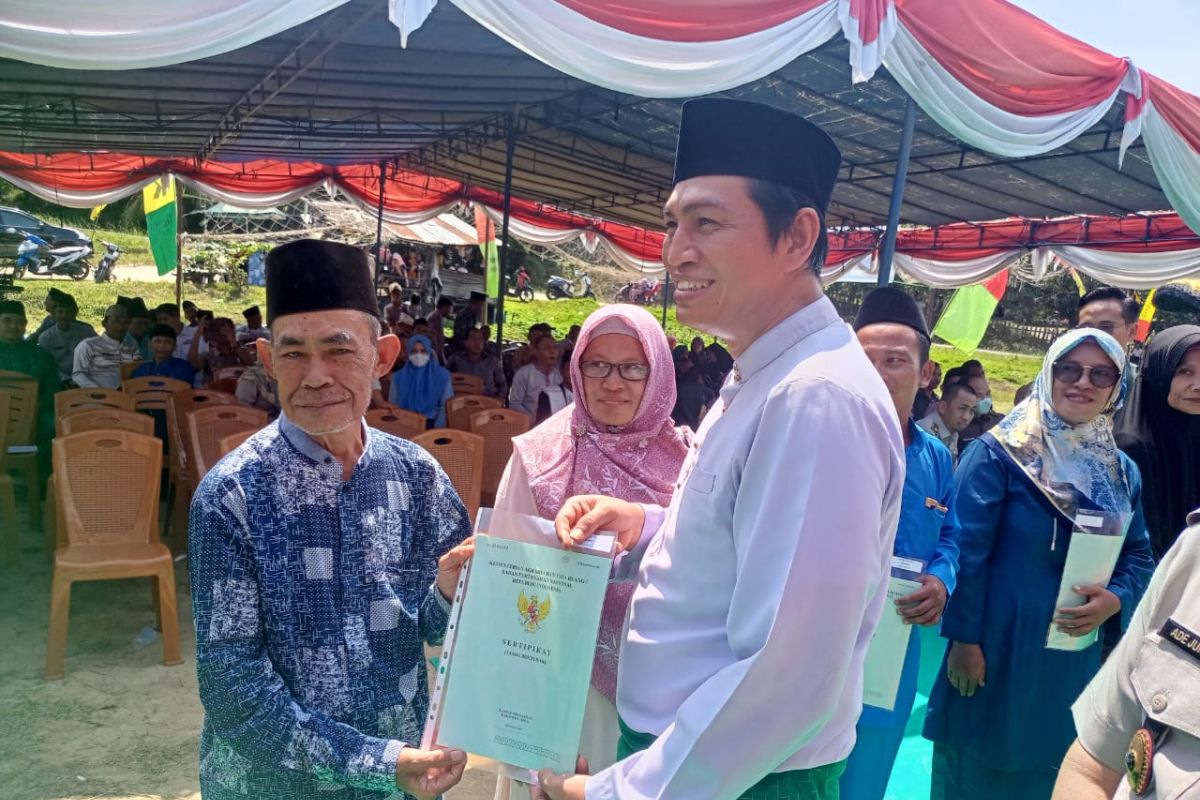 Bupati Batanghari serahkan 150 sertifikat tanah di Desa Pelayangan