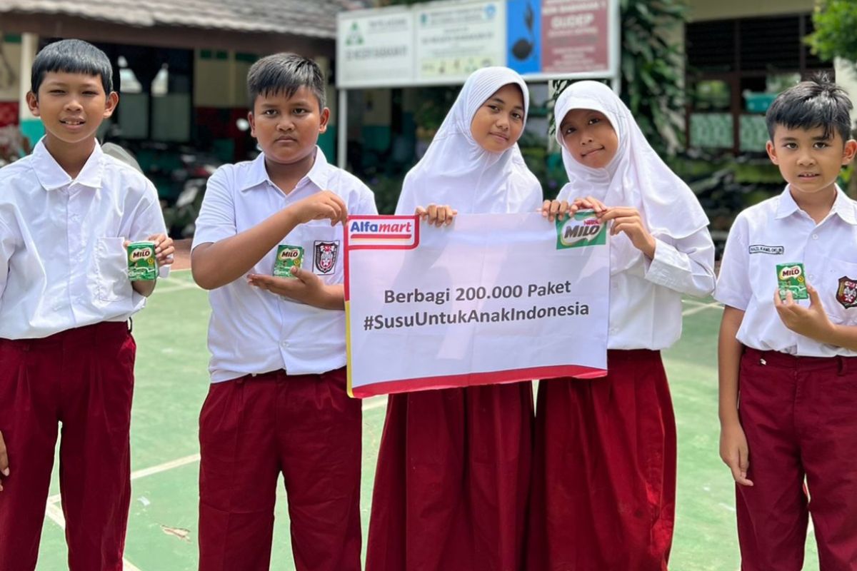 Alfamart salurkan 6000 paket susu di wilayah Tangsel
