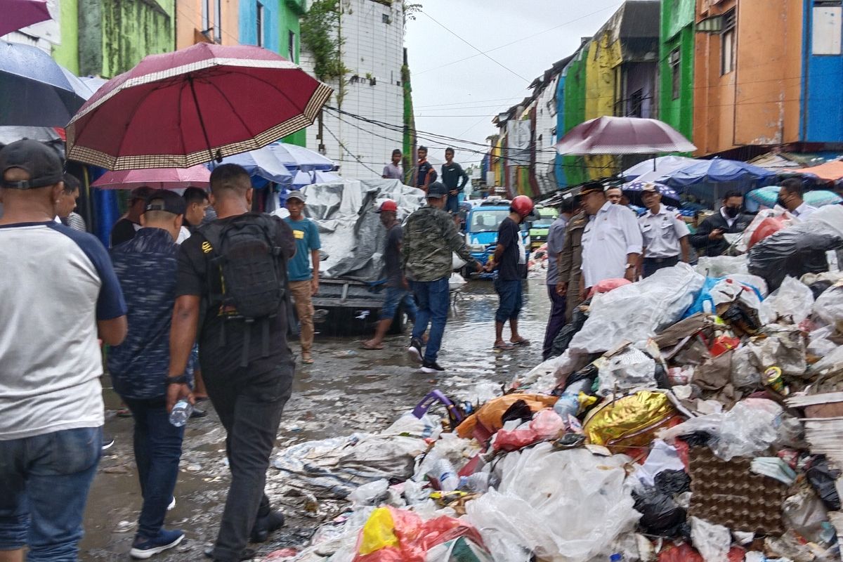 Penjabat Wali Kota Ambon mulai tugas dengan benahi penanganan sampah, begini penjelasannya