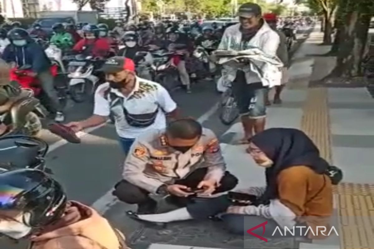 Ada laka lantas, Kombes Sabana sigap turun dari mobil bantu korban