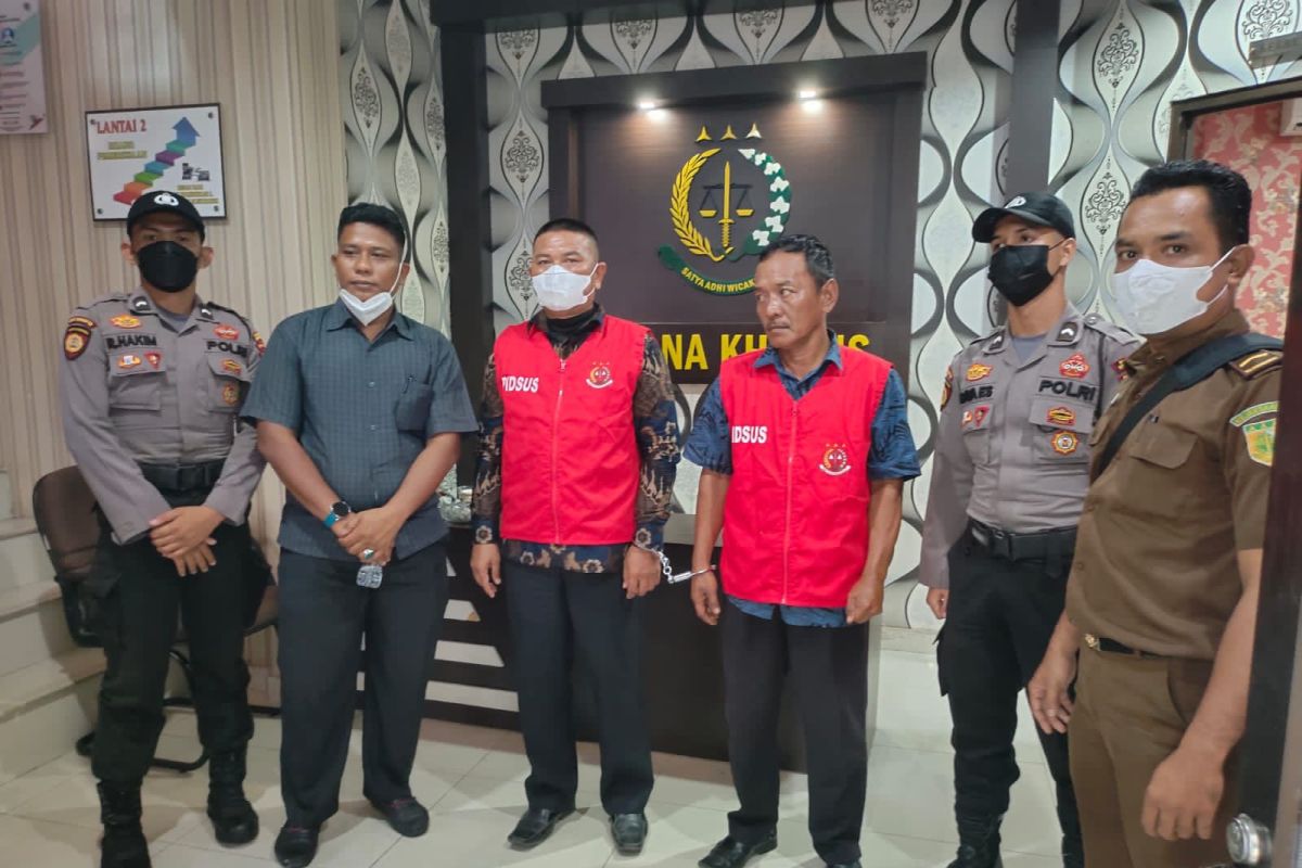 Rugikan negara Rp800 juta, Kades dan Bendahara ditahan Kejari Bengkalis