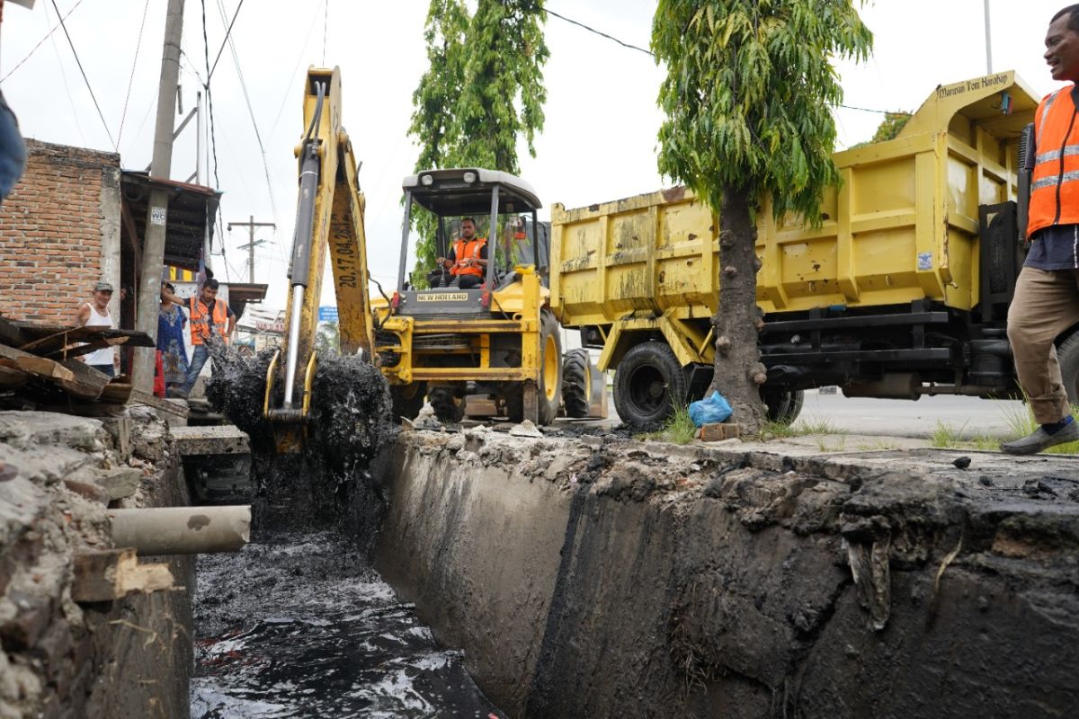 Dinas PU Medan lakukan normalisasi drainase di depan pintu tol Bandar Selamat