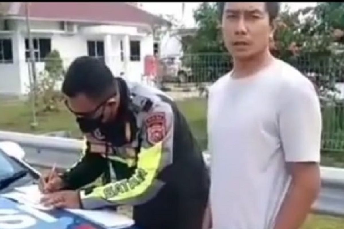 Kurang cepat di Tol Pekanbaru-Dumai, supir truk tak terima ditilang