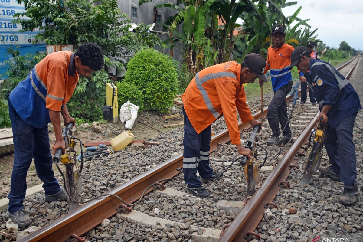 Tanggul Grobongan jebol, luapan air ganggu perjalanan kereta api