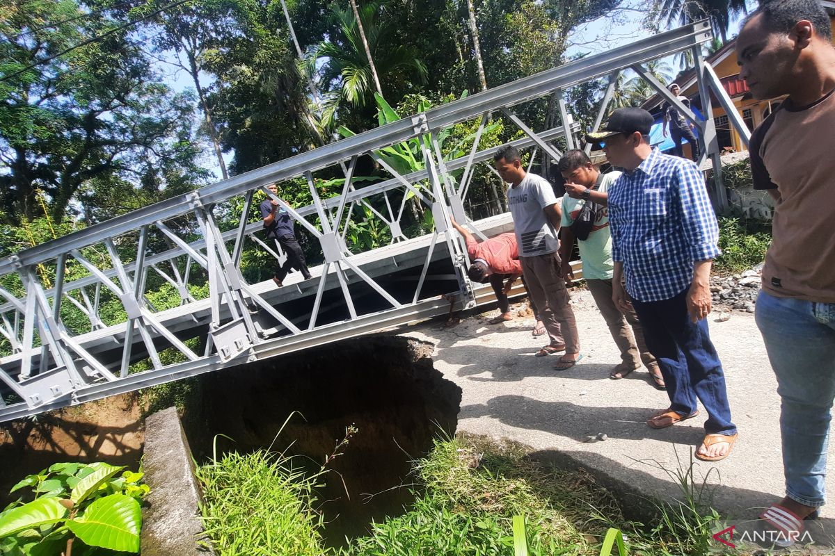 Jalan Pemprov Sumbar di Padang Pariaman terancam ditutup karena amblas semakin parah