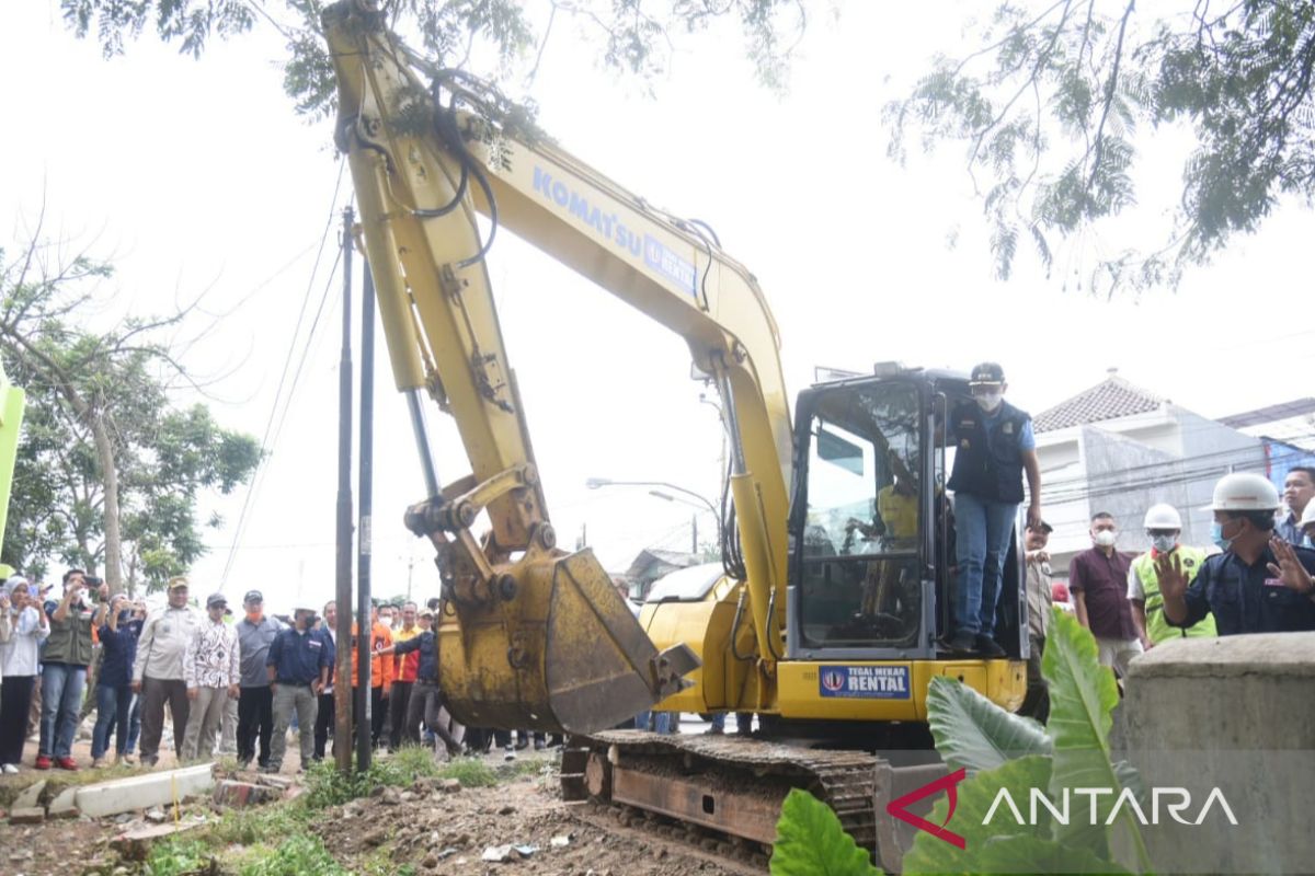 Penjabat Bupati Bekasi resmikan proyek pelebaran Jalan Cikarang-Cibarusah