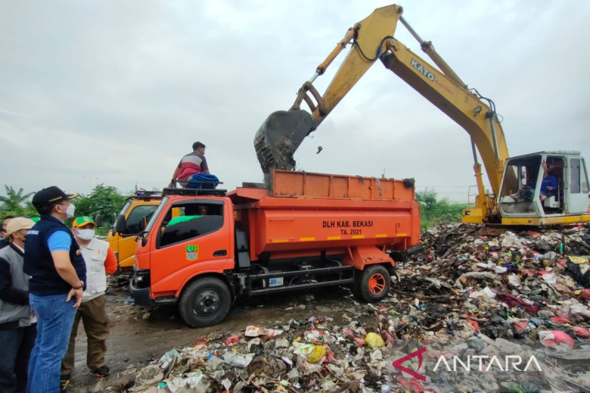 36 truk dikerahkan angkut sampah di kompleks Metland Cibitung