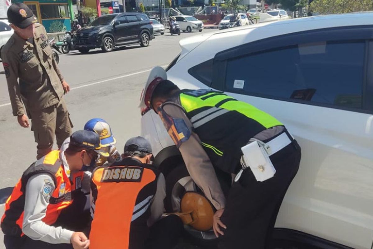 Petugas gabungan menggembok mobil parkir di zona terlarang