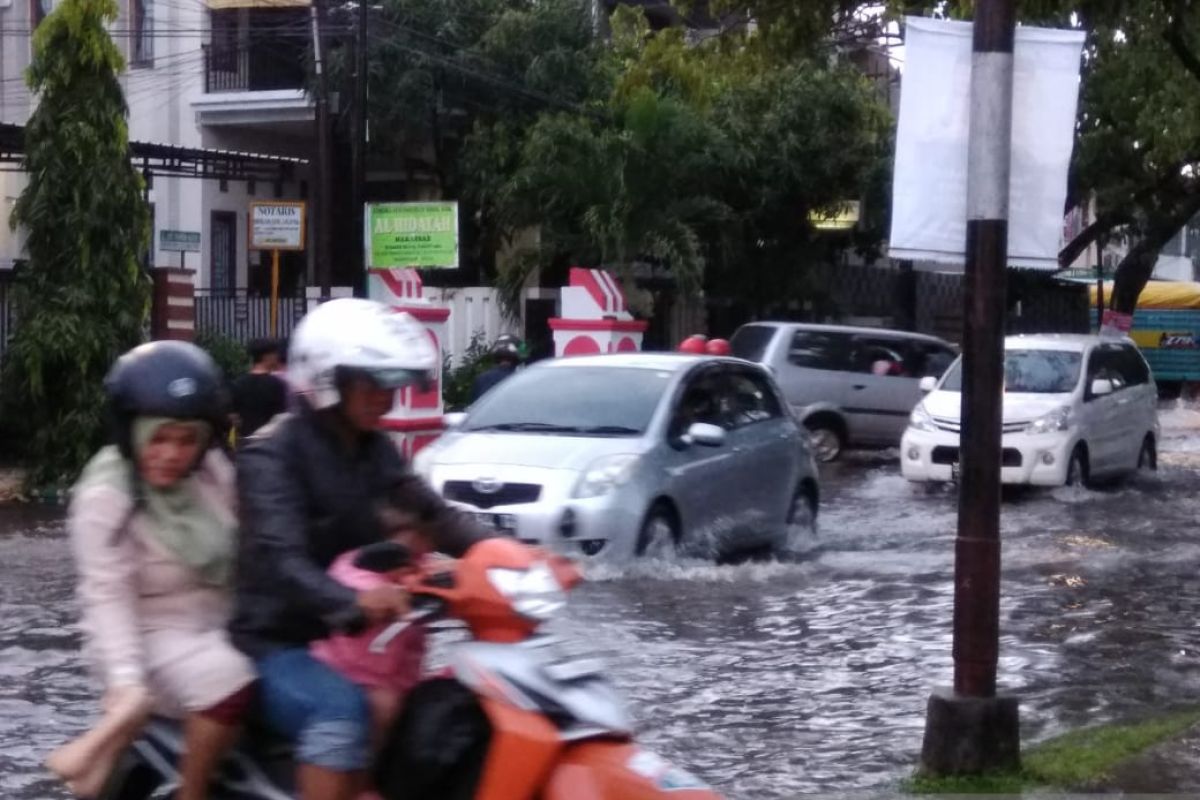 Genangan akibat hujan di jalan poros Makassar-Maros macetkan arus lalu lintas