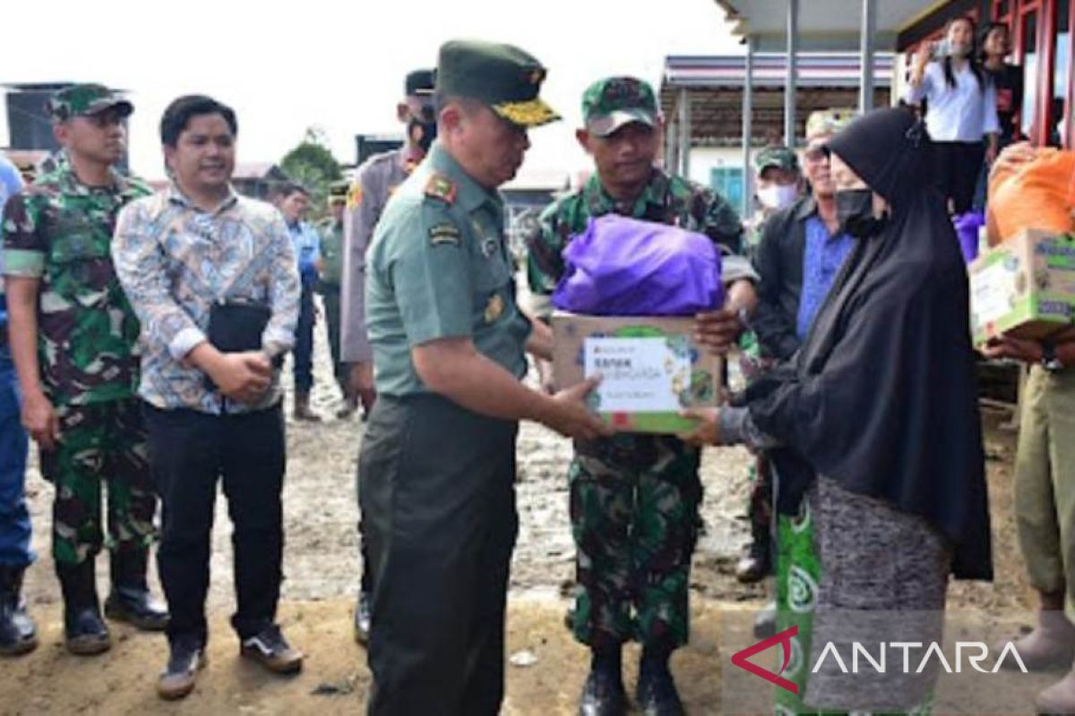 Danrem 091/ASN serahkan bantuan kepada warga terdampak banjir di Kukar